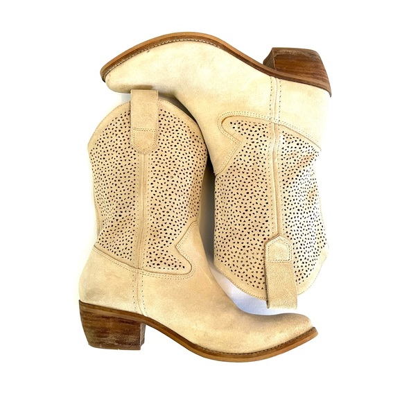 BCBGeneration Shoes - BCBGeneration Cowgirl Boots Beige Suede Tan Western Size 7